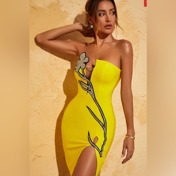 Reve Boutique Dresses & Skirts - Reveboutique Jessica bara rhinestone flower dress BNWT!